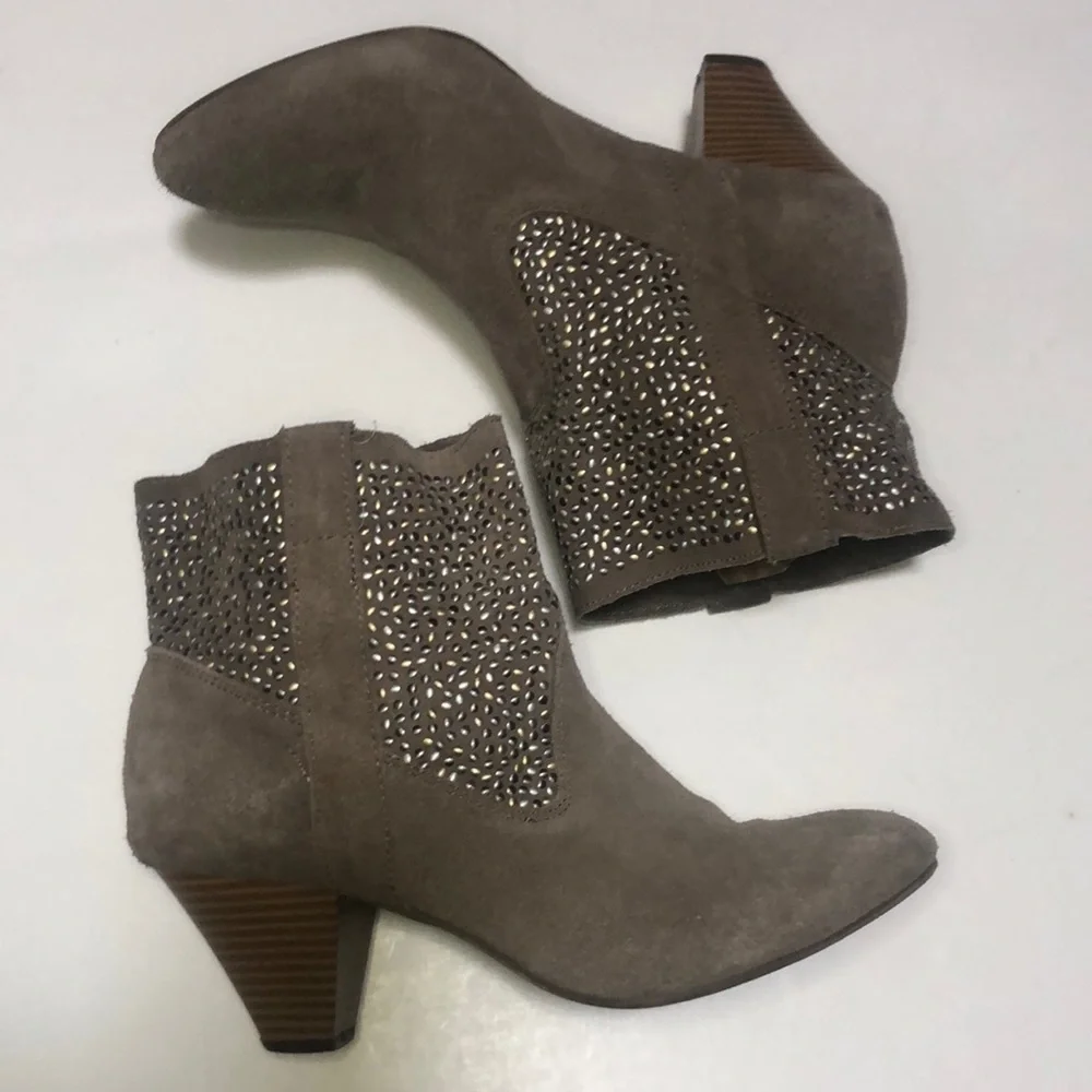 American Eagle Outfitters Tan Slouchy Studded Suede Stacked Heel Ankle Booties 9